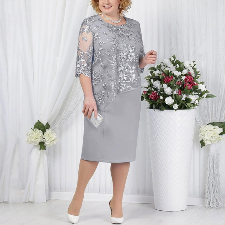 Grå plus size cocktailkjole i midi-længde med blonde. Stilfuld og komfortabel damekjole til festlige anledninger.