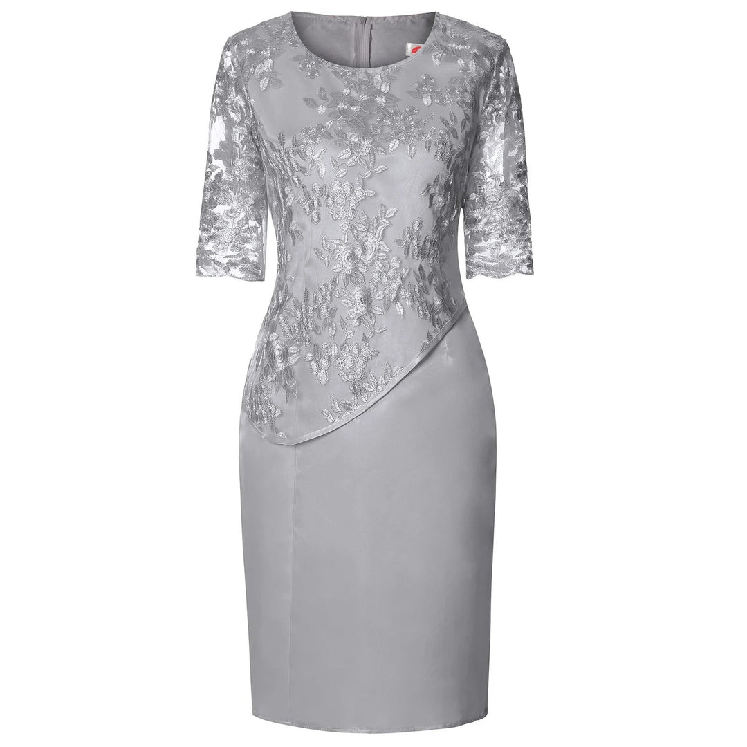 Lyserød plus size festkjole med blonde overdel og flydende midi-skørt. Ideel til bryllup eller galla.