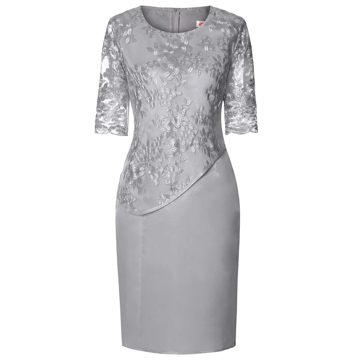 Lyserød plus size festkjole med blonde overdel og flydende midi-skørt. Ideel til bryllup eller galla.