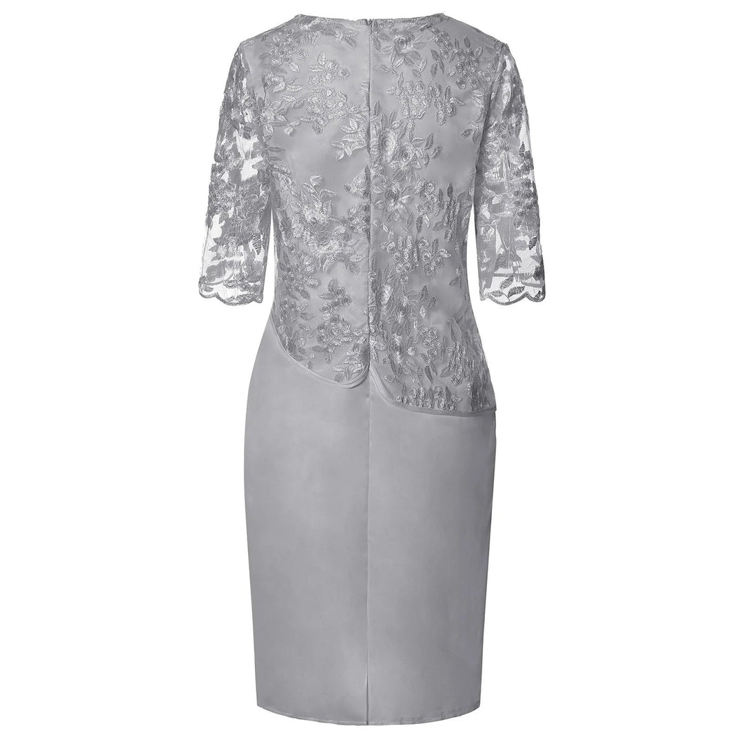 Smuk elegant plus size midikjole med blondeærmer og figursyet pasform. En festkjole der fremhæver kvindelige former.