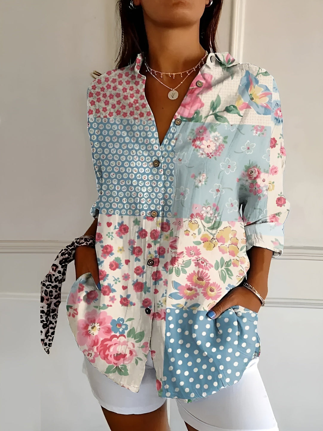 Komfortabel og elegant bluse til kvinder med smukt blomsterprint. Ideel til modebevidste.