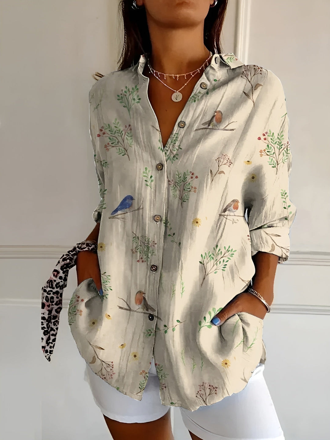 Moderne kvindebluse med unikt mønster. Alsidig festbluse og elegant hverdagstop i dametøj.