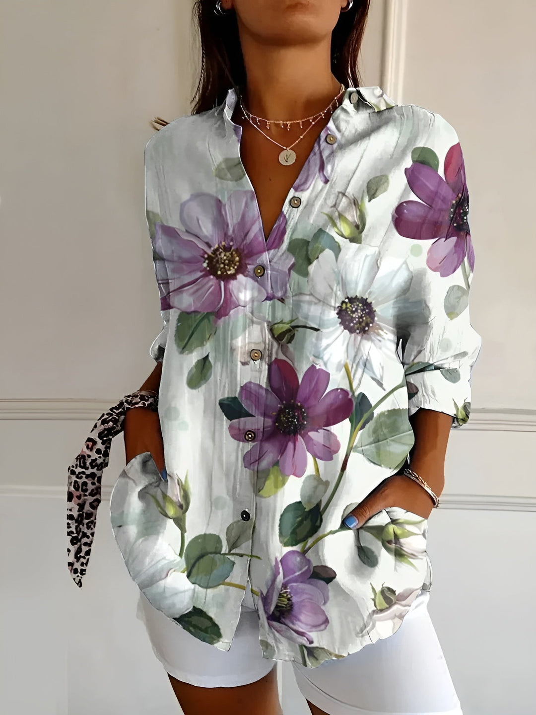 Sofistikeret printbluse til kvinder med levende farver. En must-have for elegant mode.