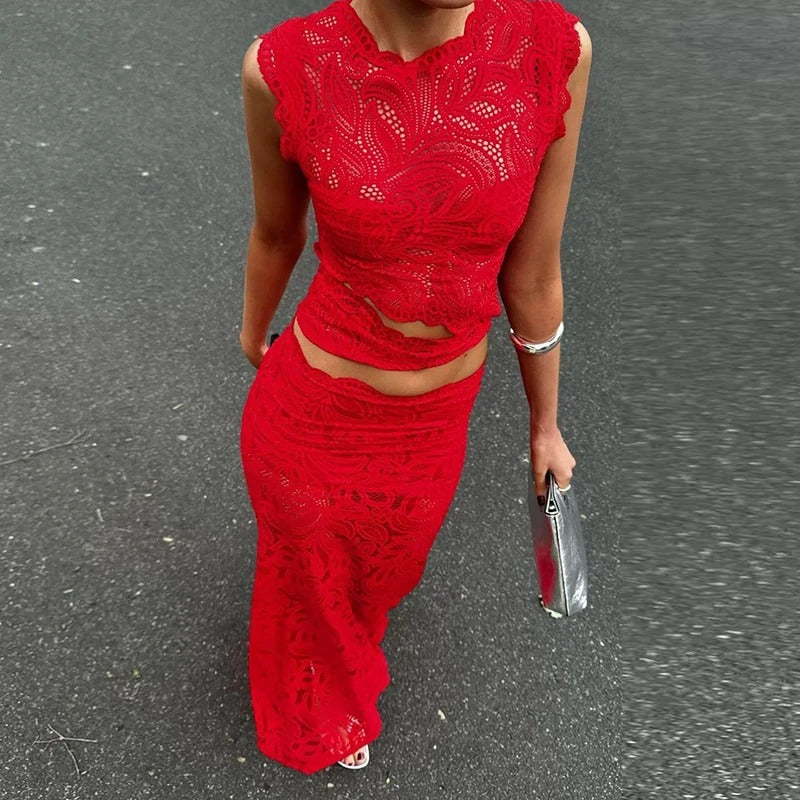 Elegant rødt damesæt med crop top og lang nederdel, perfekt til fest, galla og cocktail. Stilfuldt 2-delt festtøj.