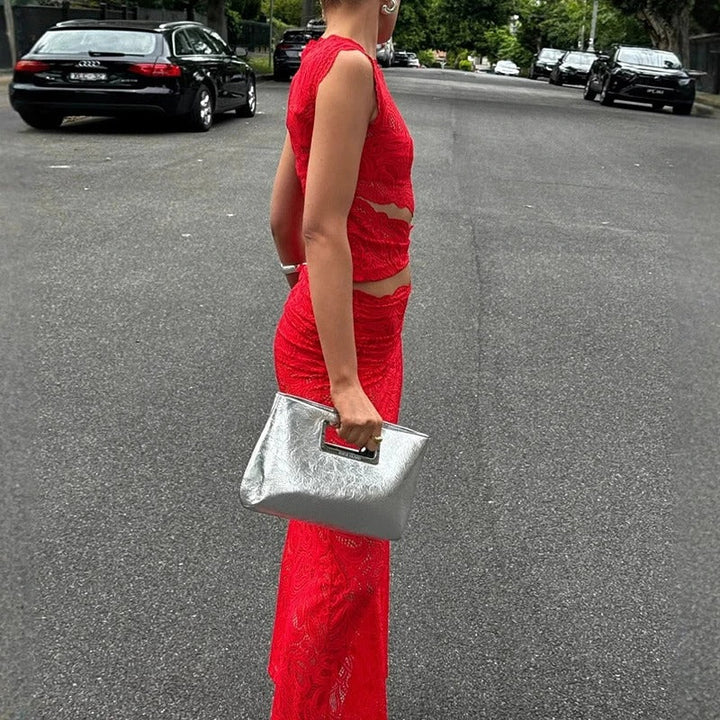 Smukt rødt 2-delt damesæt med elegant crop top og matchende lang nederdel til aftenens festligheder.