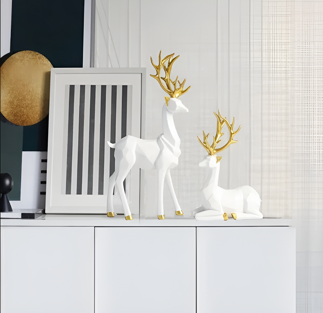 Smukt rensdyrsæt af harpiks i hvid og guld, ideelt som julepynt og borddekoration. Skab hyggelig jul.
