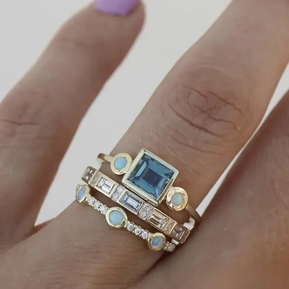Elegant retro kvinders blå krystalring med funklende sten. Unikt smykke med vintage stil.