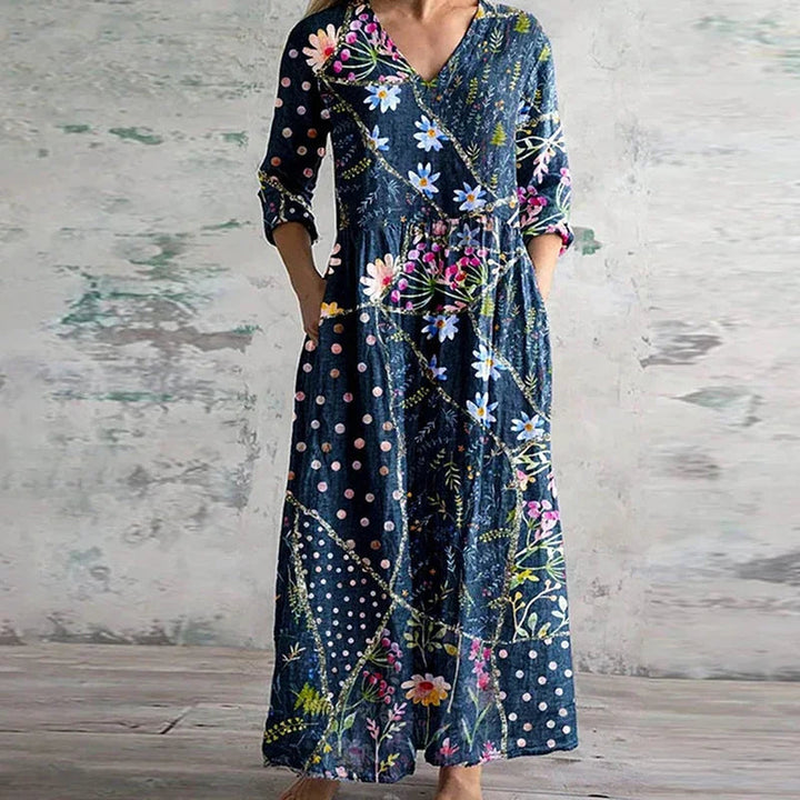 Smuk blomstret maxi kjole i retro stil, ideel som sommerkjole til afslappede dage eller fest.