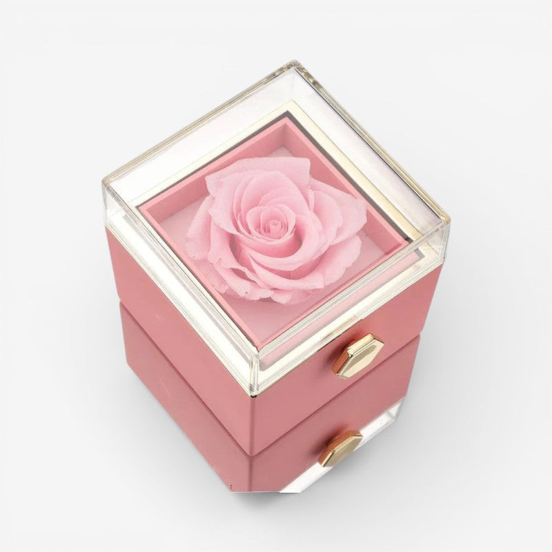 Elegant roseæske med glimtende hjertehalskæde; perfekt Mors Dag gave til hende.