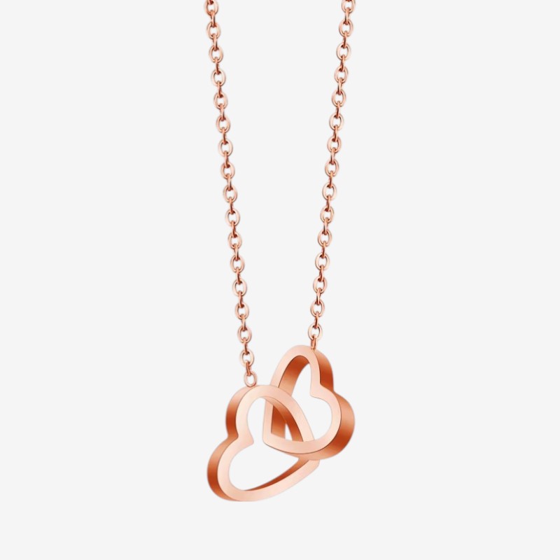 Lukket, elegant roseæske med en subtil glans, der skjuler den smukke hjertehalskæde indeni.