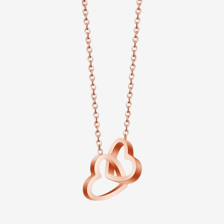 Lukket, elegant roseæske med en subtil glans, der skjuler den smukke hjertehalskæde indeni.