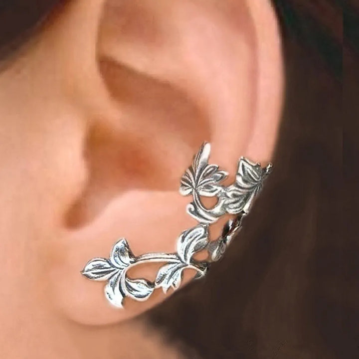 Elegant sølv ear cuff ørering til kvinder med detaljeret bladmotiv. Perfekt som smykke uden piercing.