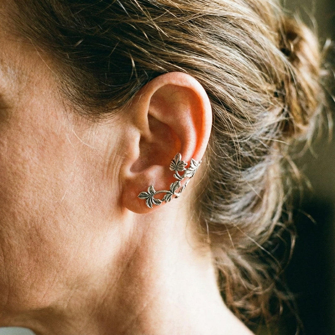 Naturinspireret sølv ear cuff ørering. En stilfuld statement ørering med elegante bladmotiver til kvinder.