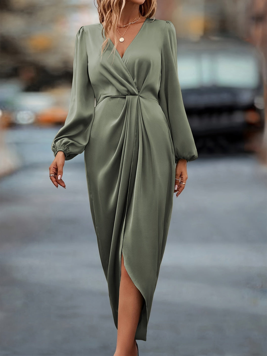 Stilfuld langærmet wrap kjole. Elegant midi kjole til kvinder, skabt til både festlige lejligheder og kontoret.
