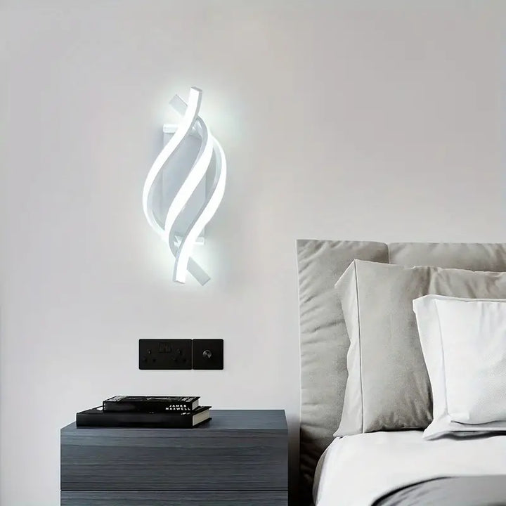Moderne væglampe med justerbar belysning. Skaber stemningslys og er en dekorativ indendørs lampe.