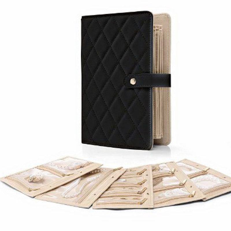 Kompakt rejseetui i beige. Robust og elegant smykkeopbevaring i PU-læder, ideel til rejser for kvinder.