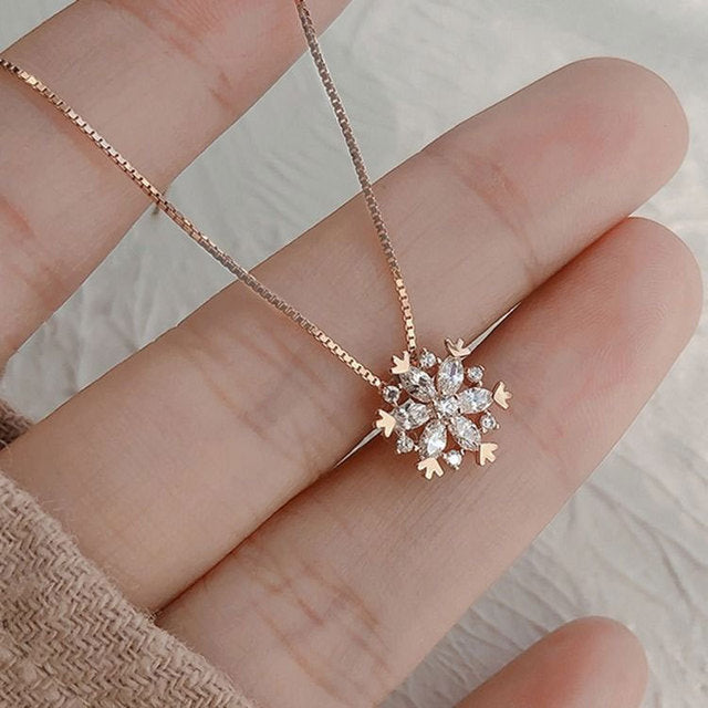Elegant snefnug damehalskæde i rosa guld og sølv med funklende krystaller. Perfekt feminint vinter smykke.