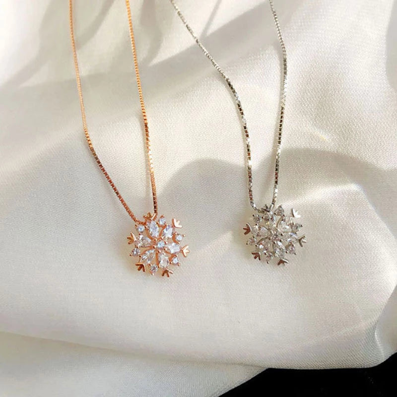 Funklende snefnug halskæde til kvinder med krystaller i rosa guld og sølv. Elegant smykke, ideel gave til hende.