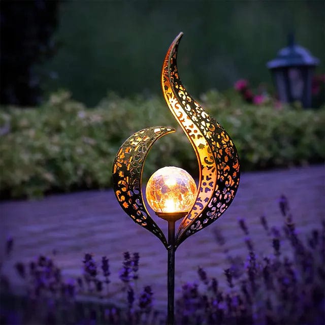 Elegant solcelle havelampe med LED lys, perfekt til udendørs gangbelysning og aftenhygge. Energibesparende.