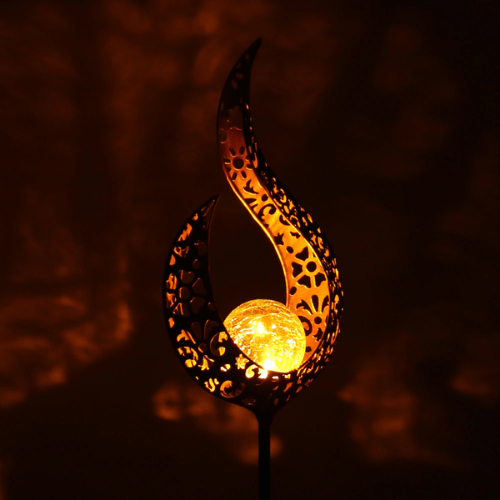 Vandafvisende solcellelampe til haven, skaber smuk udendørsbelysning og dekorativ stemning på terrassen.
