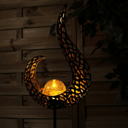 Stilfuld LED solcellelampe til gangbelysning i haven, giver energibesparende og funktionel udendørs lys.