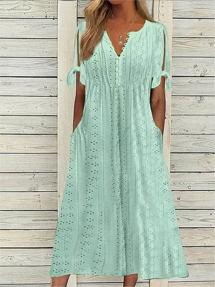 Komfortabel og stilfuld kvindekjole, ideel til sommer. Flot design for forår og sommer.