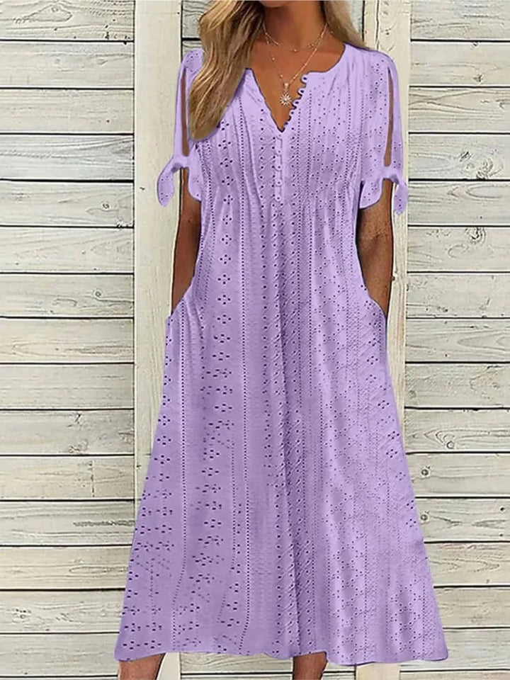 Farverig sommerkjole, elegant til fest, behagelig til hverdag. Komfortabel mode til kvinder.