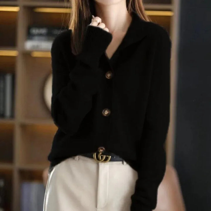 Blød og behagelig Sophia lang cardigan til kvinder. Perfekt langærmet strik som overgangsjakke.