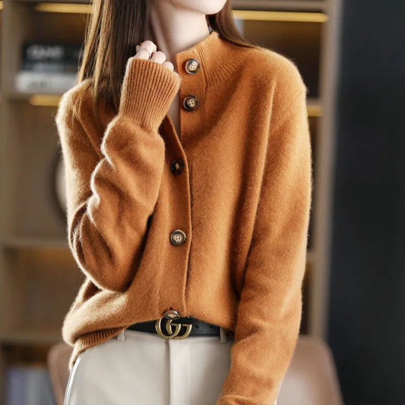 Komfortabel Sophia lang strik cardigan til kvinder. Elegant langærmet damecardigan til hverdagsbrug.