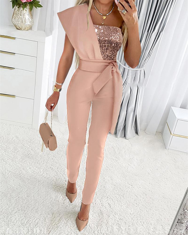 Elegant kvinders one shoulder jumpsuit med glitrende detaljer. Perfekt til festlig lejlighed.
