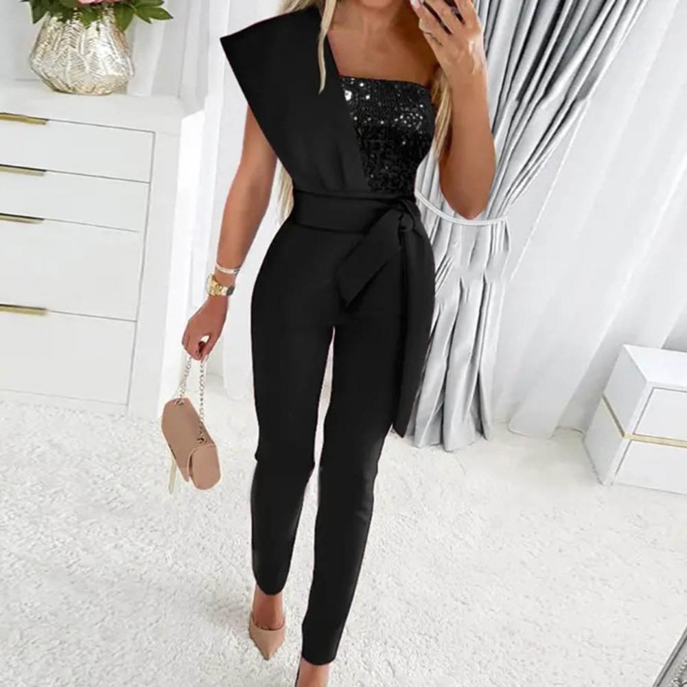 Trendy blå aftenjumpsuit til kvinder, one shoulder design og glitrende pynt. Elegant look.