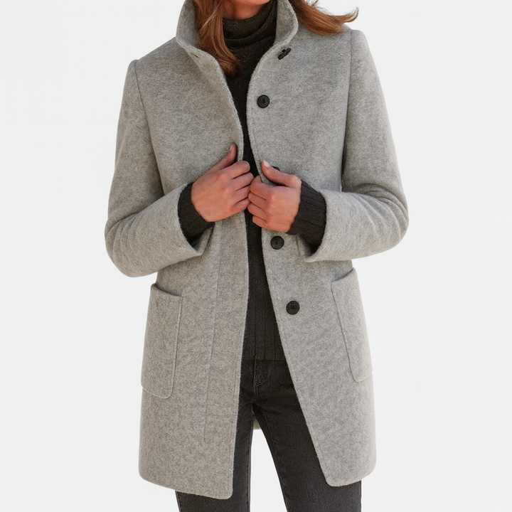 Elegant sort dame vinterfrakke. Tidløs, figursyet design med varm komfort til kvinder.