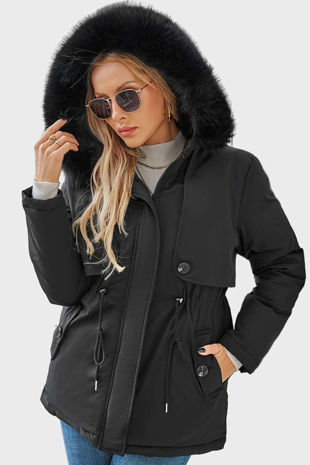 Elegant sort dame vinterjakke med varm faux fur hætte. Komfortabel kvindejakke til vintermode.