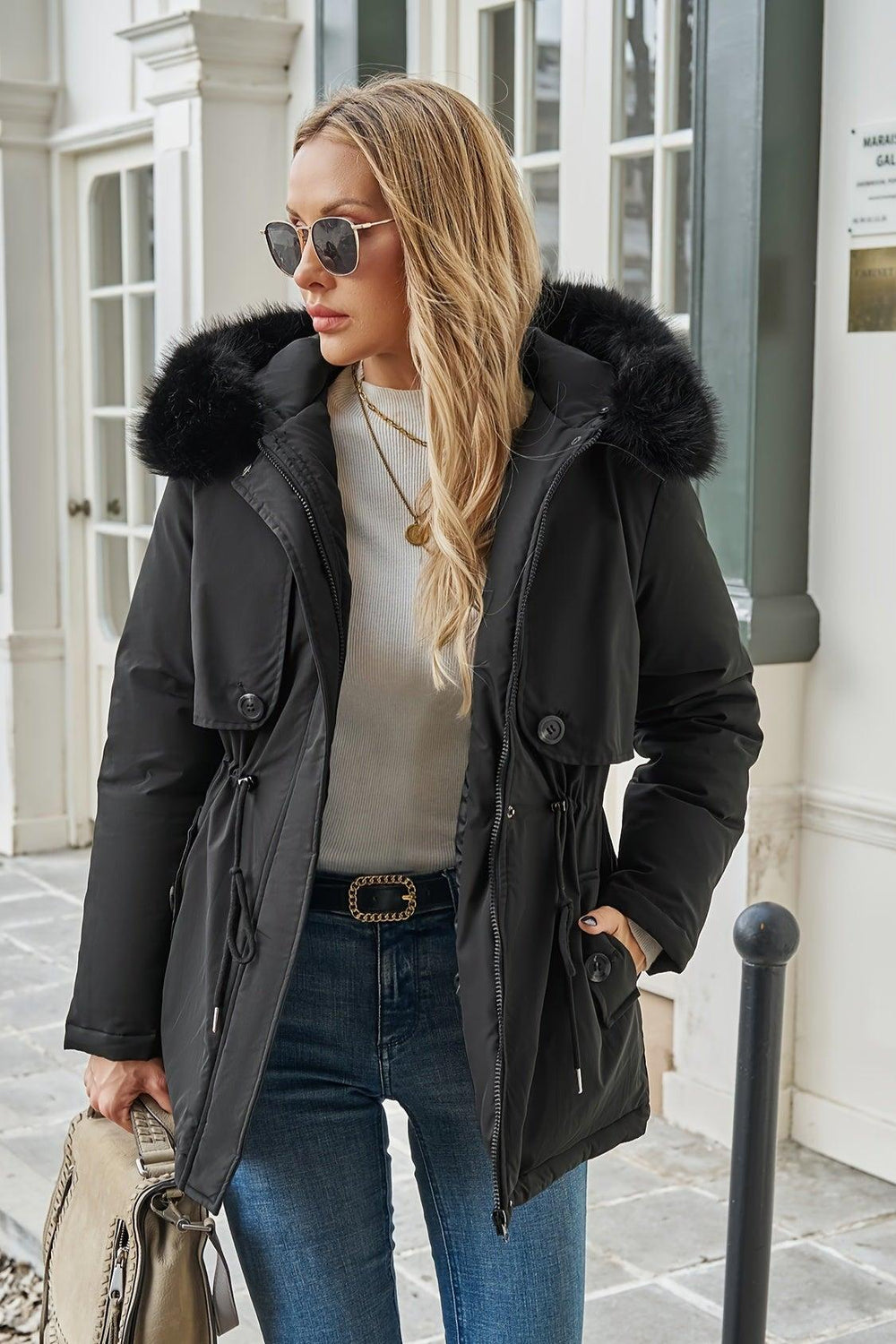 Stilfuld damejakke med fyldig faux fur hætte. Varmt og moderne overtøj til kvinder i vinterkulden.