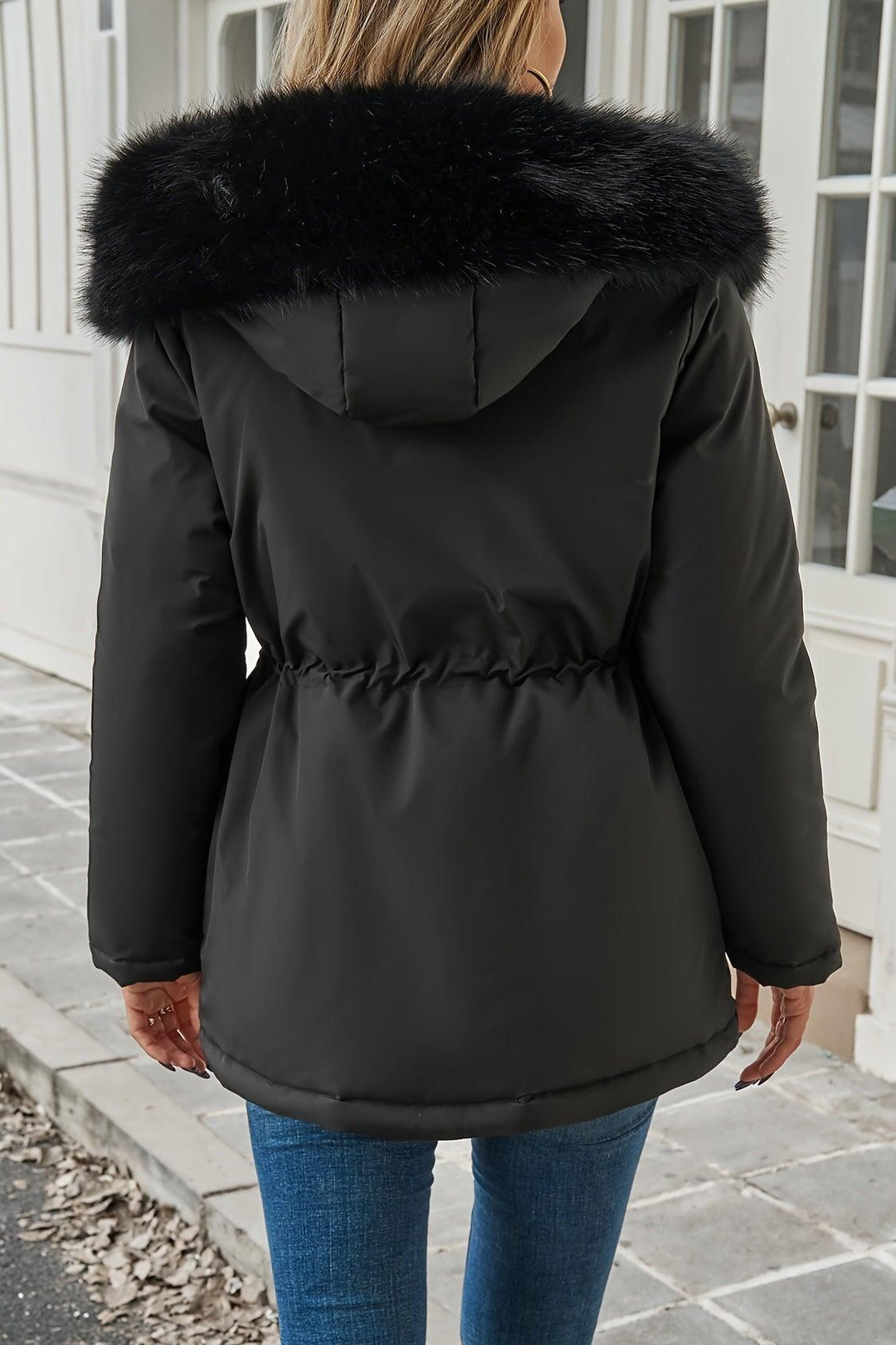 Varm og komfortabel sort dame vinterjakke med hætte og luksuriøs faux fur. Ideel til udendørs brug.