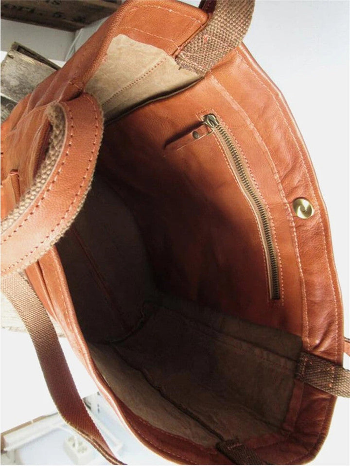 Nærbillede af elegant læderhåndtaske, der fremhæver det bløde materiale og de fine detaljer.