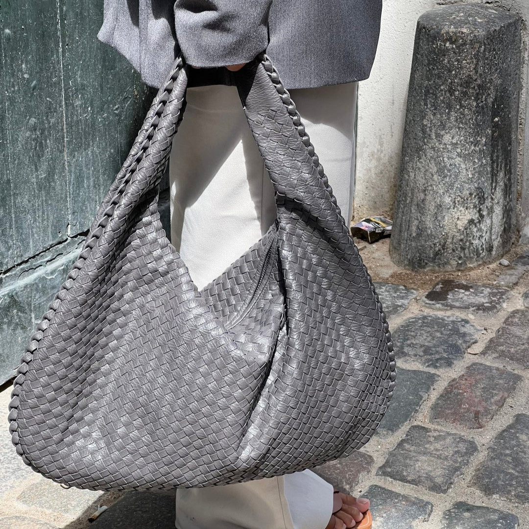 Elegant skuldertaske til kvinder; en stilfuld og rummelig hverdagstaske med praktiske detaljer.