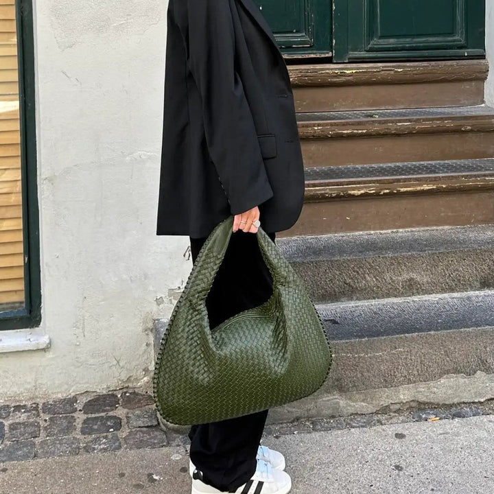 Organiseret hverdagstaske i sort; elegant skuldertaske med praktiske rum til kvinders tilbehør.