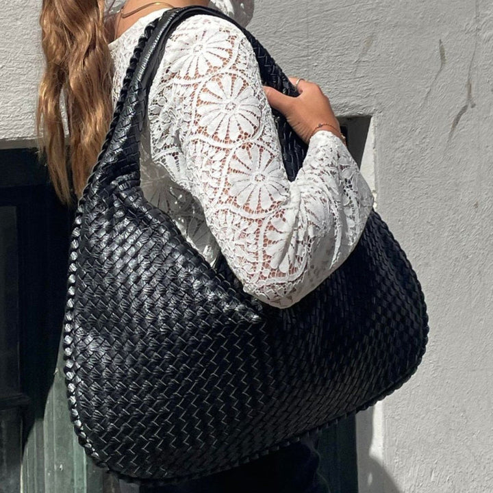 Sort elegant dametaske; moderne håndtaske med organiseret interiør til stilfuld hverdag.