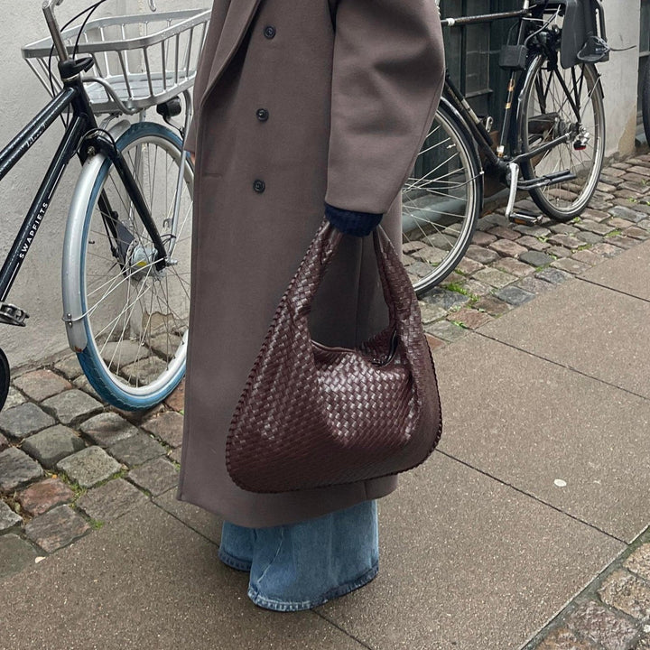 Moderne skuldertaske til kvinder; stilfuld og praktisk håndtaske med plads til alt dit tilbehør.