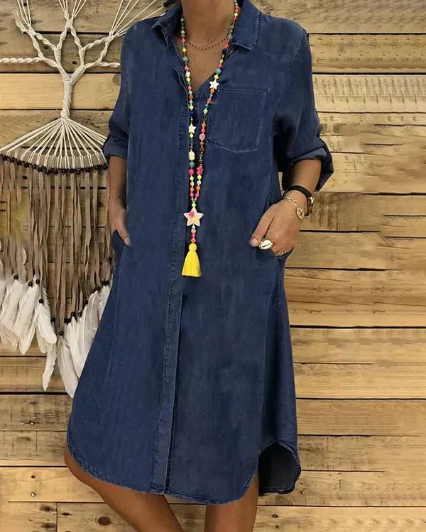 Afslappet blå denim skjortekjole. Komfortabel langærmet kvindekjole, ideel til hverdag og alsidig mode.