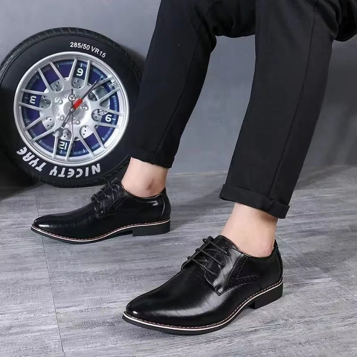 Elegant sort herresko, snøresko med spids tå. Komfortabel og skridsikker sål til et klassisk hverdagslook.