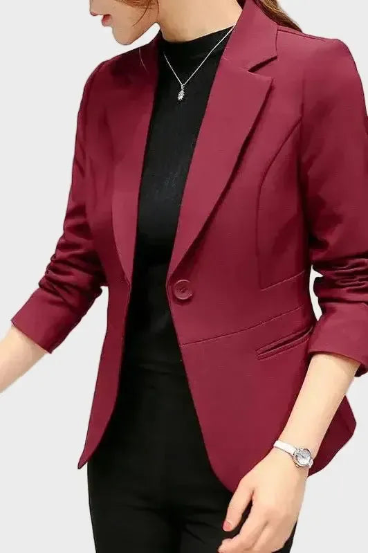 Elegant sort klassisk dameblazer. Skræddersyet pasform, perfekt til kontor eller fest.