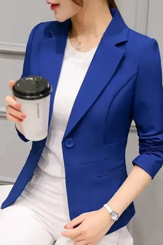 Lyserød festlig dameblazer. Elegant skræddersyet jakke til kvinder, perfekt til en aften ude.