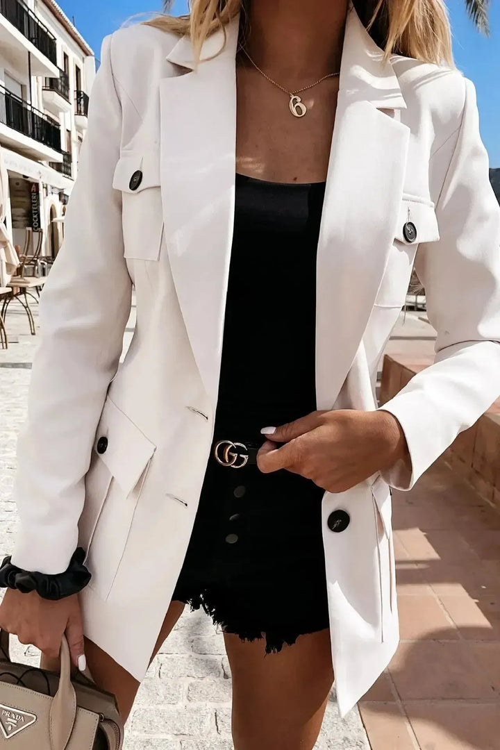 Klassisk sort kvindeblazer, alsidig til både formel kontorbrug og afslappet mode. Elegant overtøj.