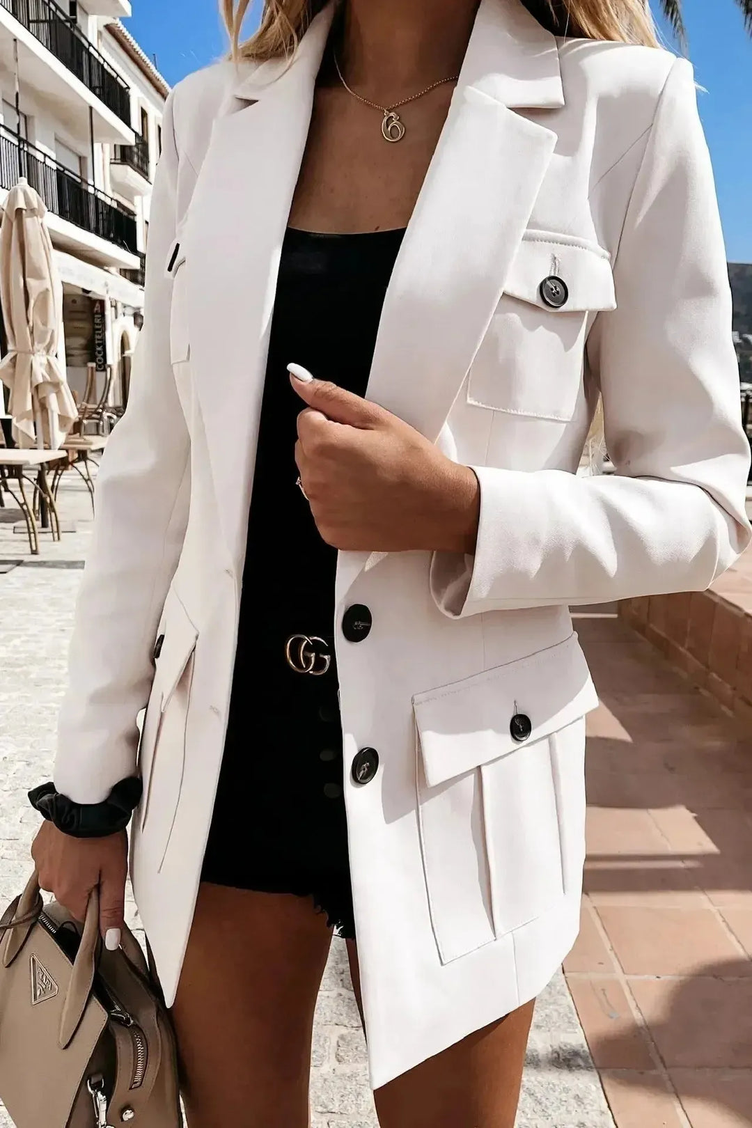 Tidløs kvindeblazer i sort eller abrikos, en klassisk og elegant modeerklæring for kontor og formelle begivenheder.
