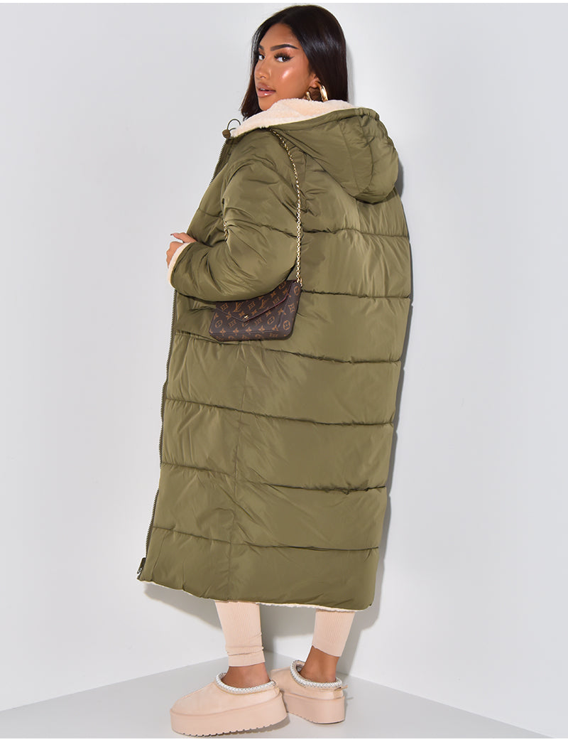 Beige dame lang vinterfrakke, en komfortabel og elegant løsning til vinterkulden.