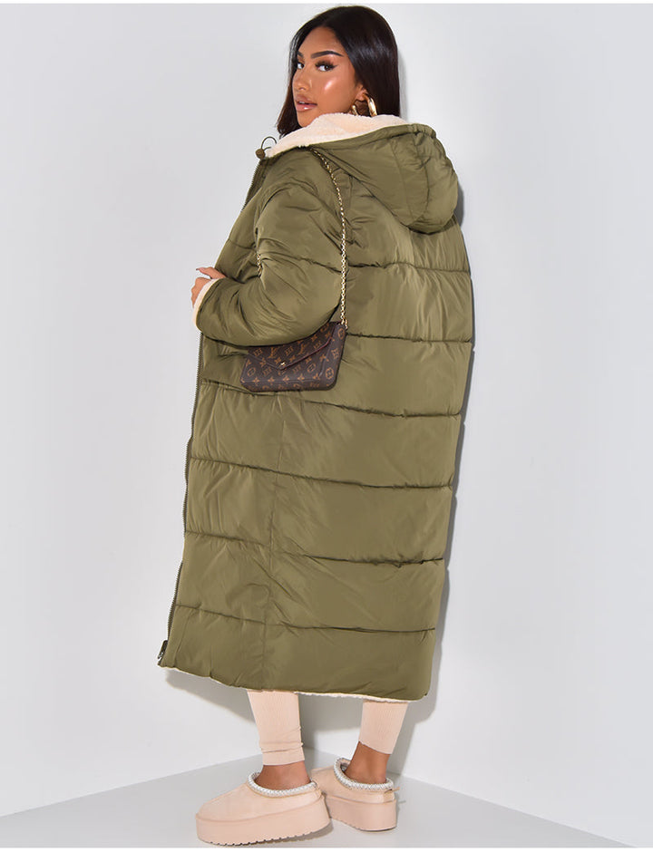 Beige dame lang vinterfrakke, en komfortabel og elegant løsning til vinterkulden.