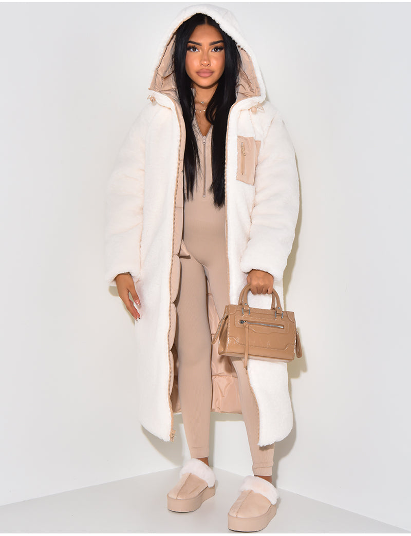 Beige dame vinterfrakke, en lang og varm frakke der tilføjer stil til hverdagen.
