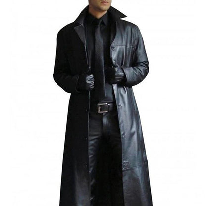 Elegant sort lang herre trenchcoat med knaplukning og høj krave. Klassisk overtøj til moderne mænd, urban stil.